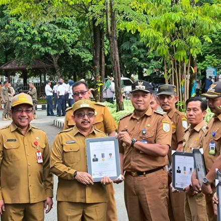 Menyandang Predikat Desa mandiri, Pj. Pambakal Mataraman Menerima Lencana Penghargaan Desa Mandiri